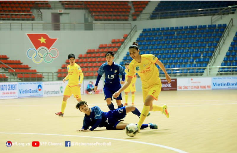 Cầu thủ Thái Sơn Nam nâng cúp