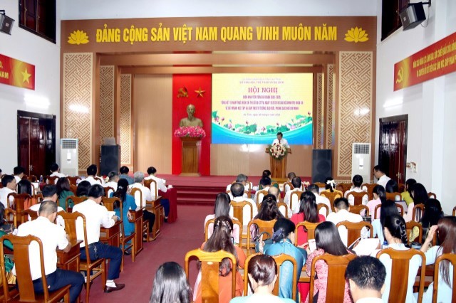 Lãnh đạo ngành văn hóa Hà Tĩnh khen thưởng điển hình