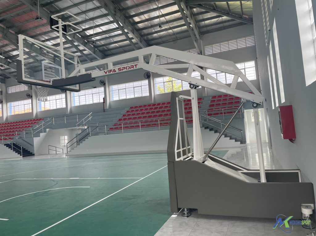 Nhân viên lắp đặt thiết bị thể thao