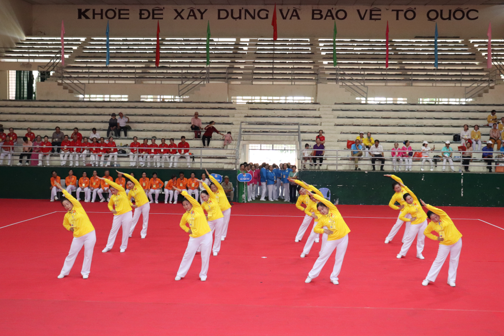 Vận động viên nhận huy chương tại nhà thi đấu