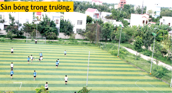Sân cỏ trường học ở Tiền Giang