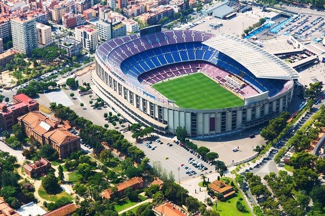 Cổng vào Camp Nou với biển tên sân