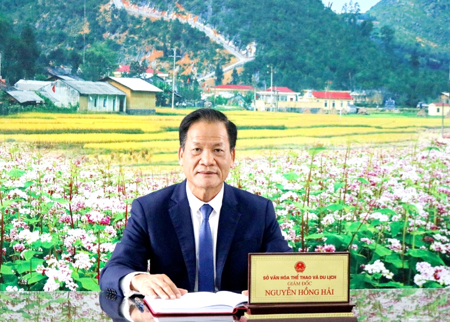 Du khách tham quan điểm đến Hà Giang