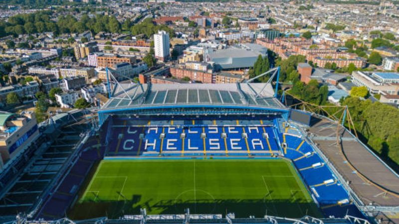 Cổng vào và logo Chelsea tại Stamford Bridge