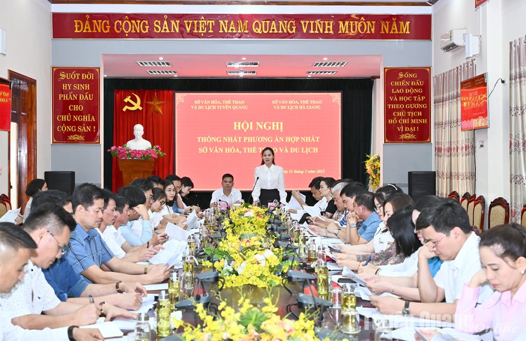 Họp bàn phương án hợp nhất hai sở