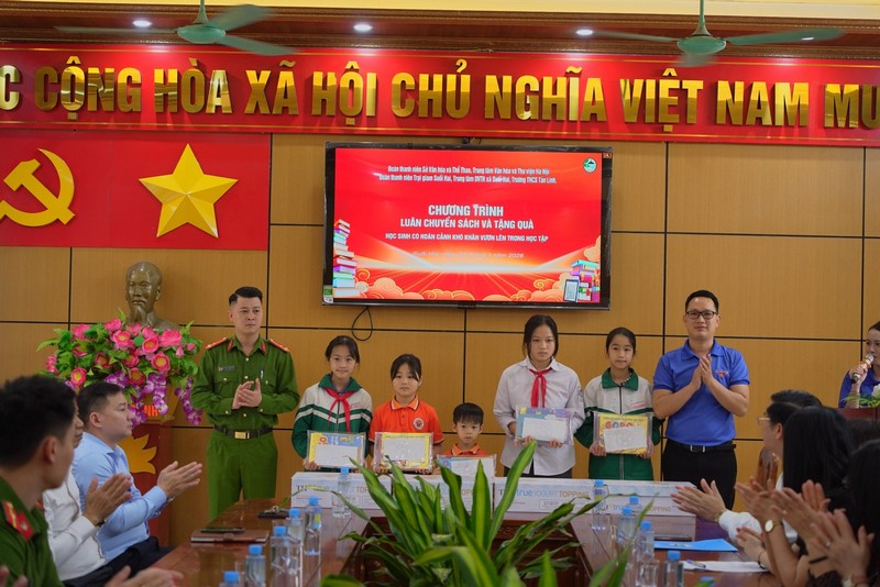Hoạt động tặng sách tại Hà Nội
