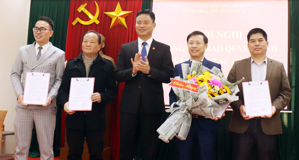 Công bố quyết định công tác cán bộ