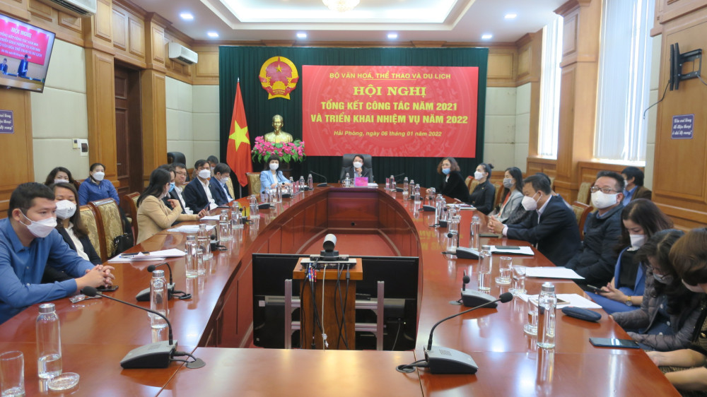 Lãnh đạo Sở nhận cờ thi đua