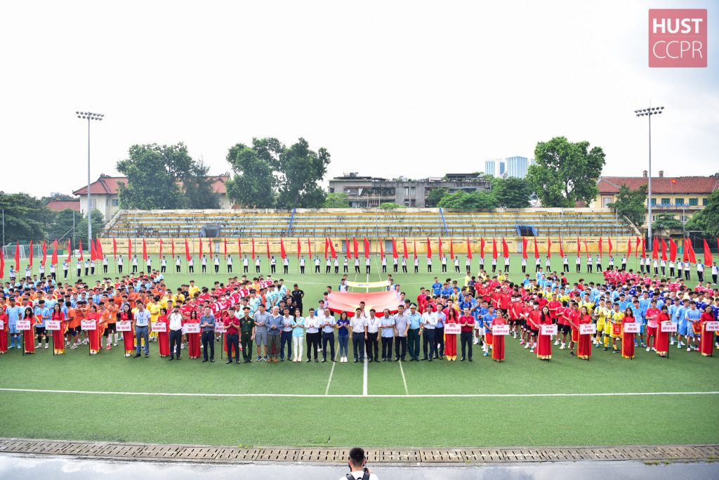 Trận bóng sinh viên tại sân Bách Khoa