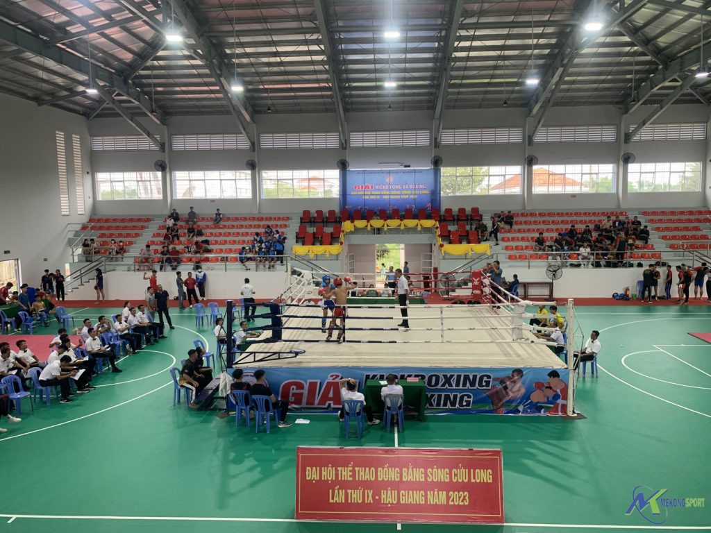 Khán đài và bảng điểm sân bóng rổ