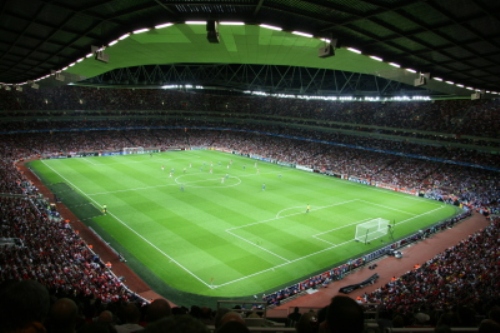 Emirates Stadium về đêm với ánh sáng
