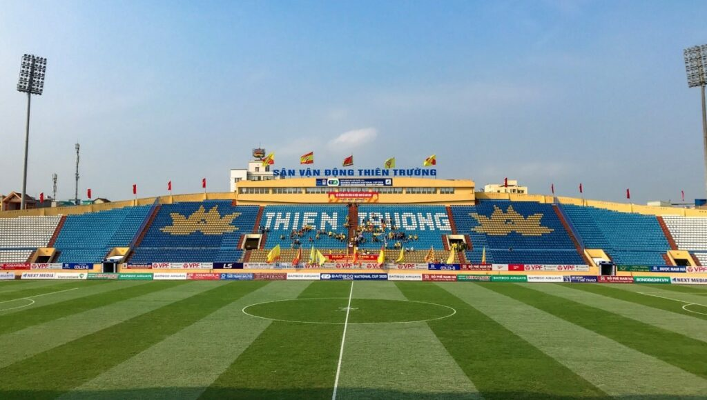 Khán giả vào sân Thiên Trường
