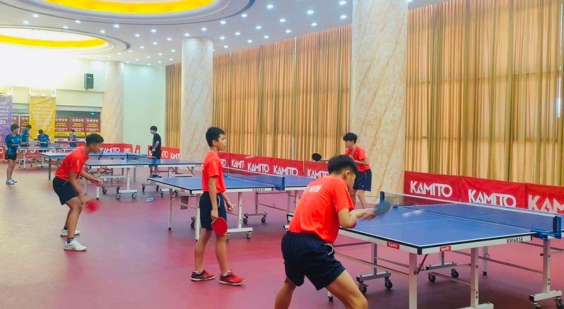 Vận động viên bóng bàn tập luyện tại Nhổn