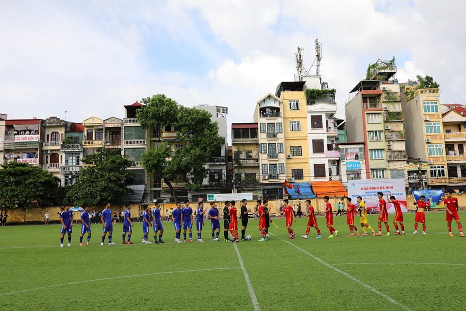 Sân bóng Hà Nội lúc chiều tối