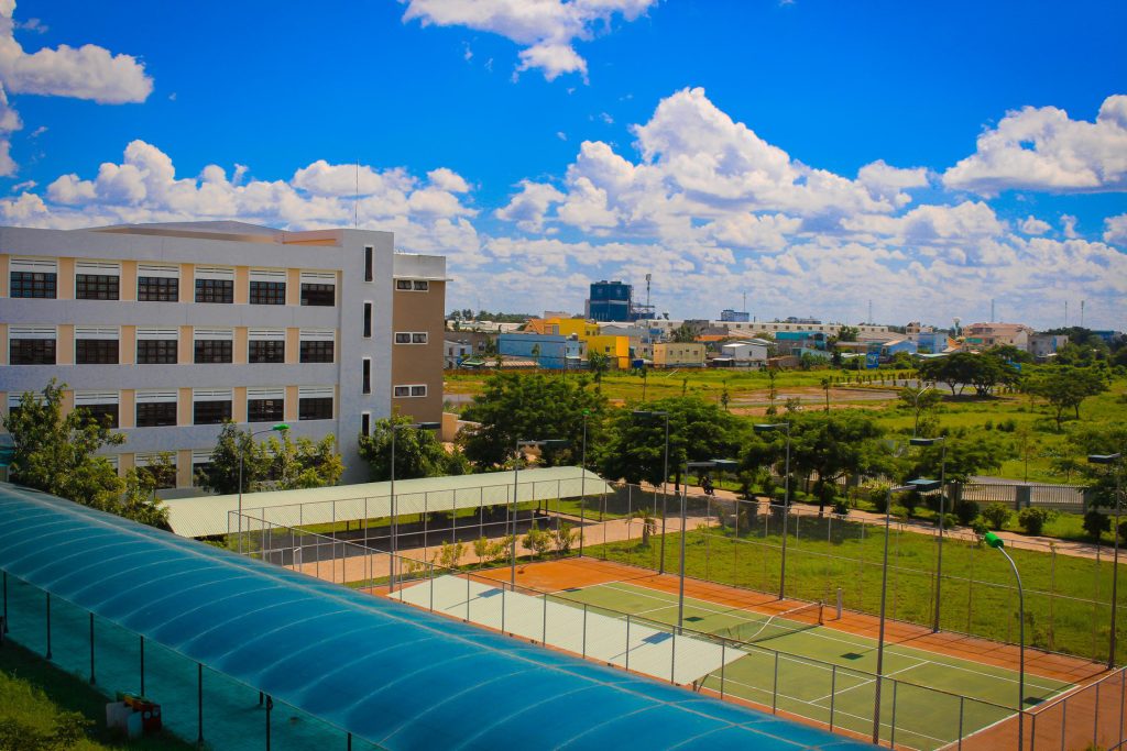 Khu sân bóng trong trường chuyên