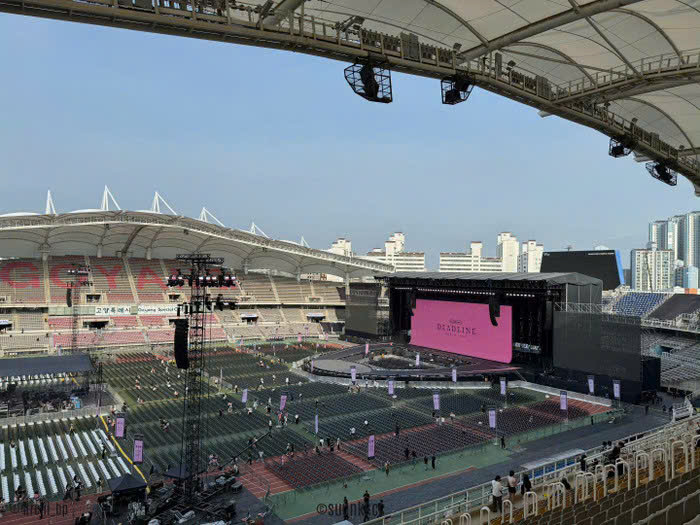 Khán giả và sân khấu đêm tại Goyang Stadium