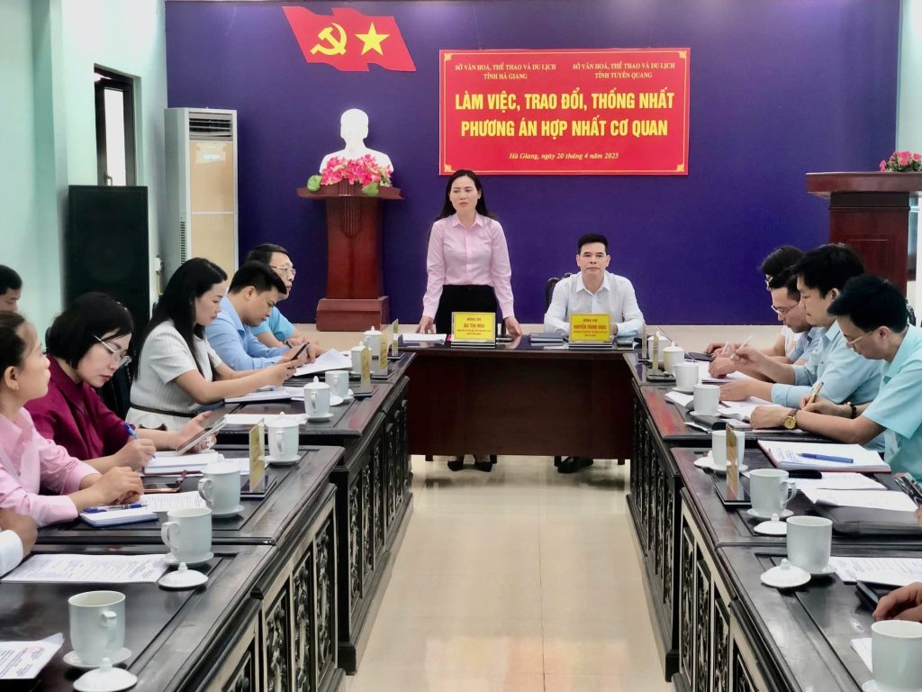 Bàn làm việc trong cuộc họp hợp nhất sở