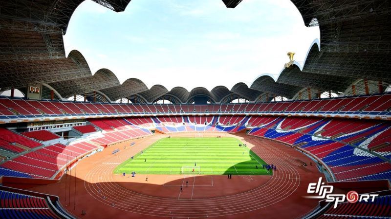 Cấu trúc mái và khung thép của sân