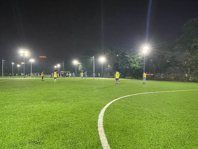Sân bóng cỏ nhân tạo Long Biên
