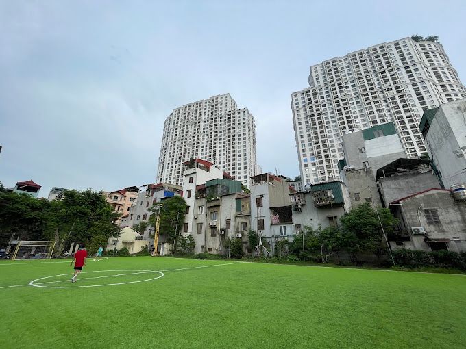 Sân bóng quận Thanh Xuân ở Giáp Nhất