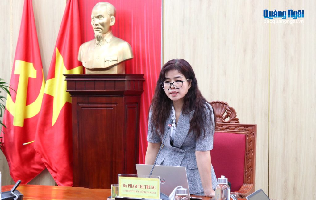 Cán bộ ngành văn hóa du lịch Quảng Ngãi làm việc