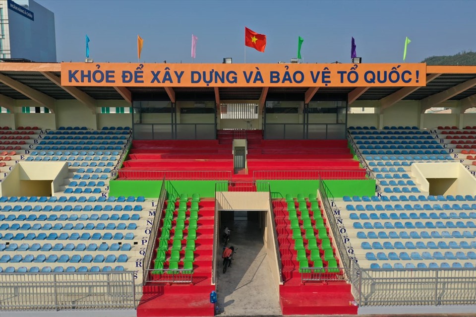 Mặt cỏ và vạch kẻ sân thi đấu