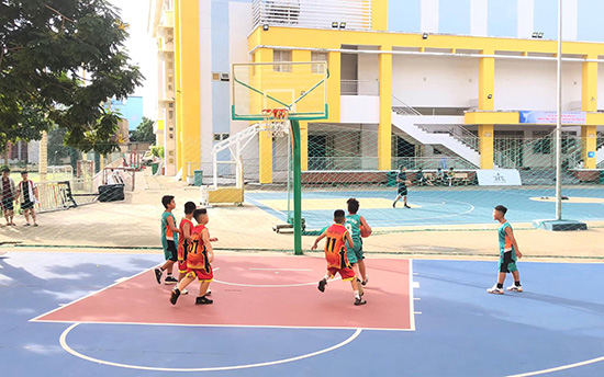 Cầu thủ thi đấu trên sân bóng rổ Bình Tân