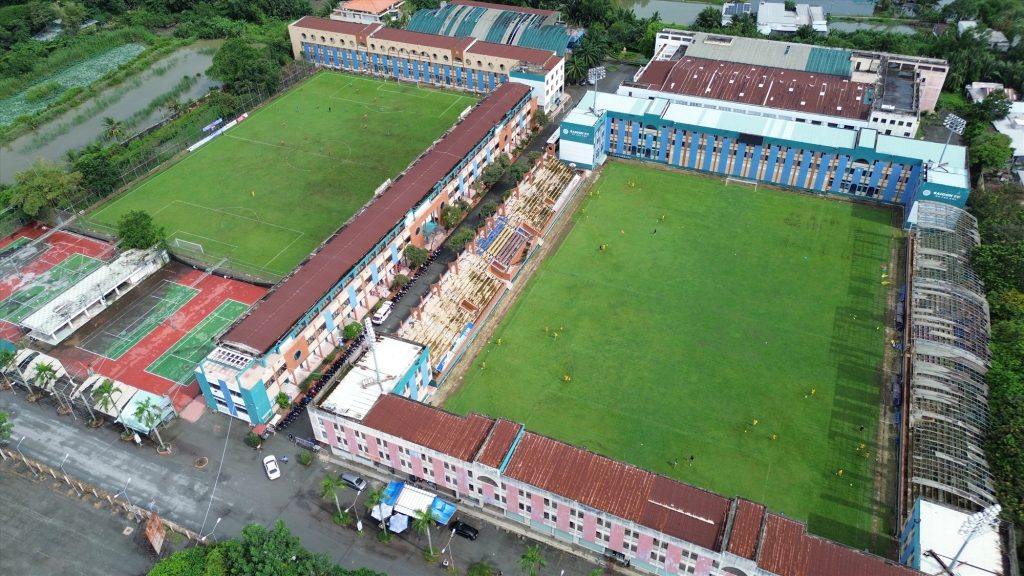 Sân bóng đá Thành Long nhìn từ khu khán đài