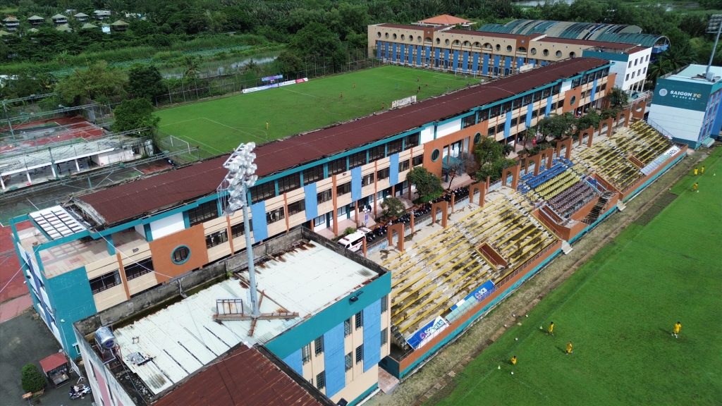 Mặt sân Thành Long với khu vực thi đấu trống