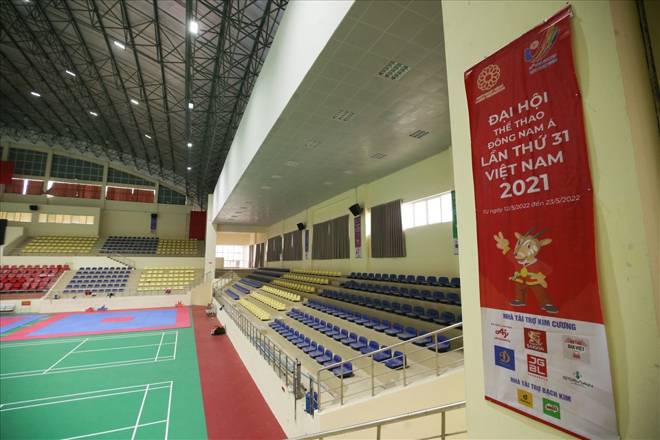 Lối vào nhà thi đấu Trịnh Hoài Đức