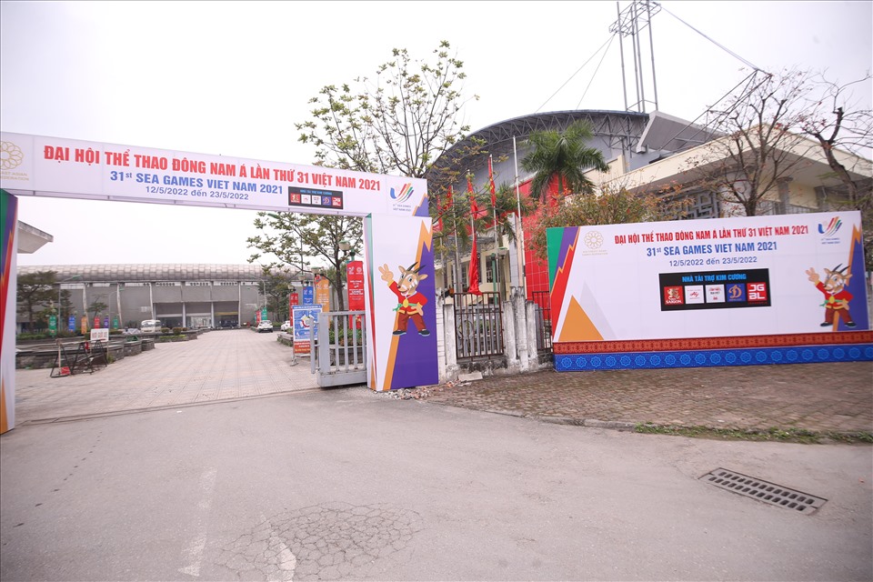 Mặt tiền nhà thi đấu Hoài Đức nhìn từ bên ngoài