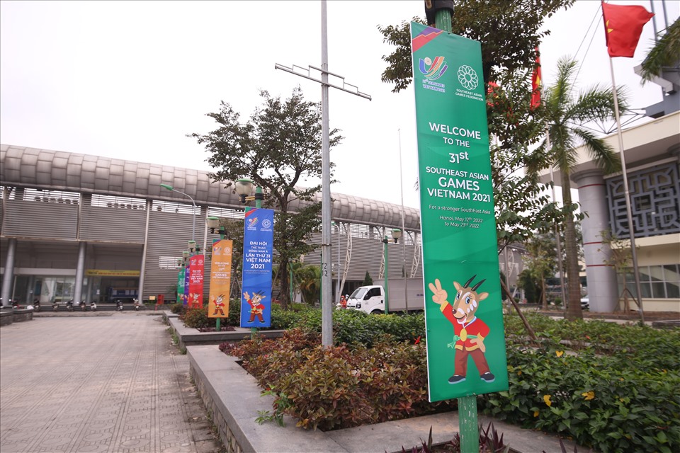 Lối vào nhà thi đấu Hoài Đức được sắp xếp ngăn nắp