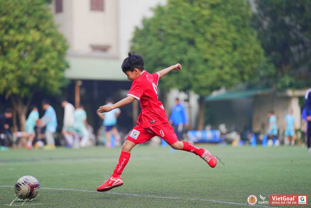 Cầu thủ trẻ trên sân Tân Mai