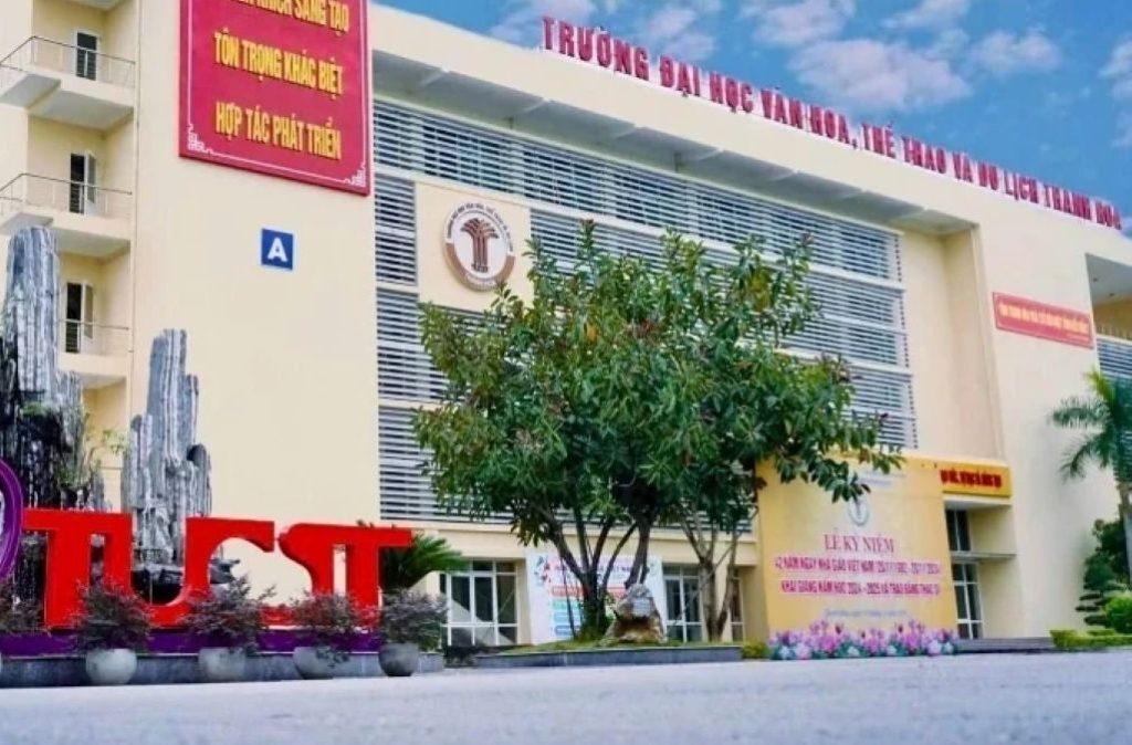 Sinh viên tập trung trước bảng thông báo điểm chuẩn
