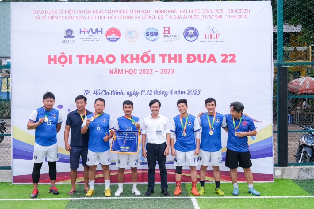 Sân cỏ tổ chức hội thao của trường