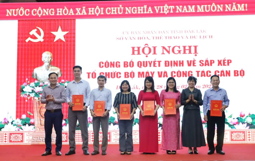 Lãnh đạo sở công bố quyết định cán bộ