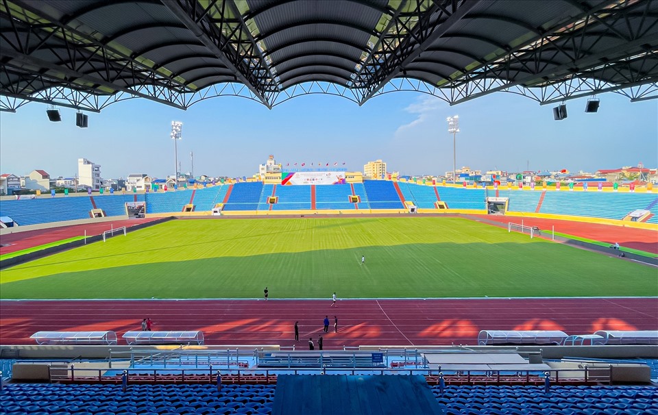 Khán đài sân Thiên Trường Linh Đàm