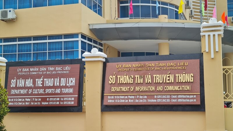 Cán bộ làm việc trước khi chuyển đơn vị