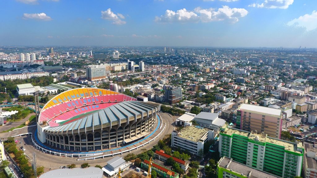 Hàng ghế khán đài và lối đi bên trong