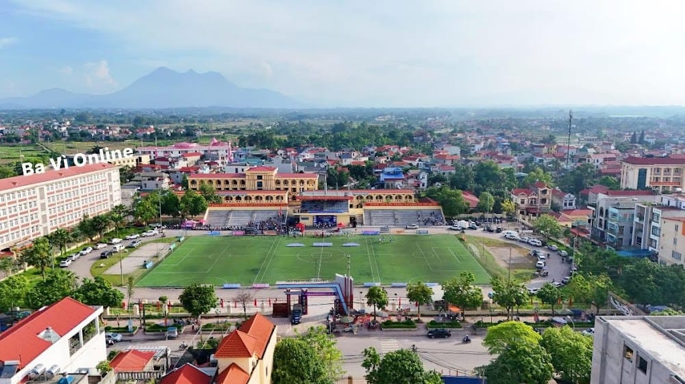 Toàn cảnh khán đài và mặt sân Quảng Oai