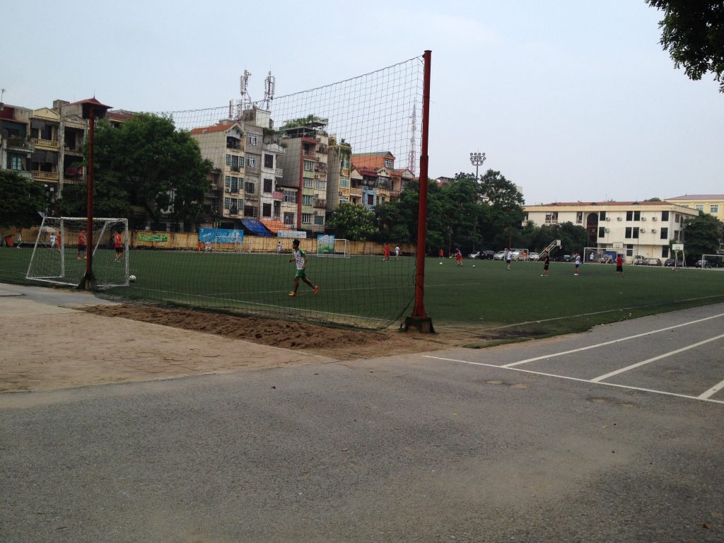 Mặt sân bóng tại Đại học Thủy Lợi