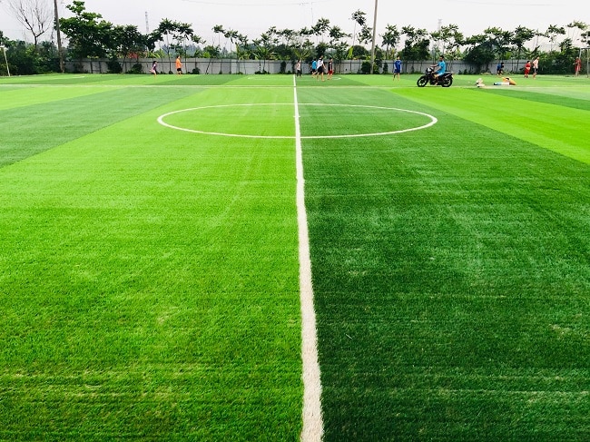 Mặt sân bóng tại Bình Thạnh