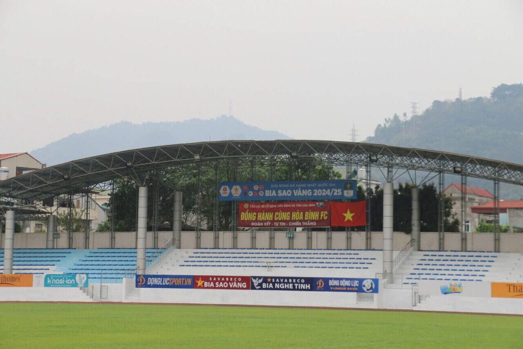 Mặt cỏ sân vận động tươi xanh