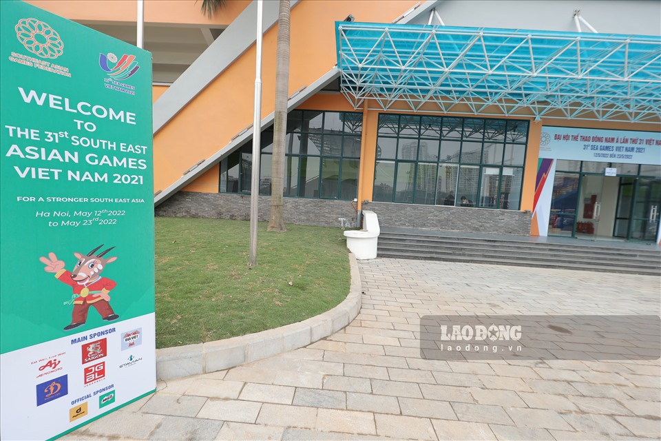 Sân trong nhà thi đấu quận Hà Đông