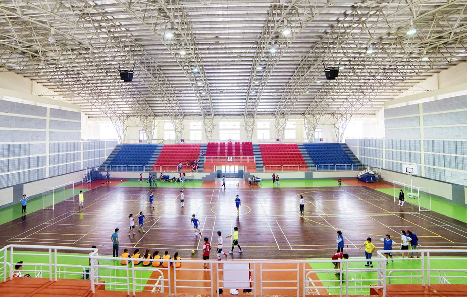 Khu nhà trường cạnh nhà thi đấu