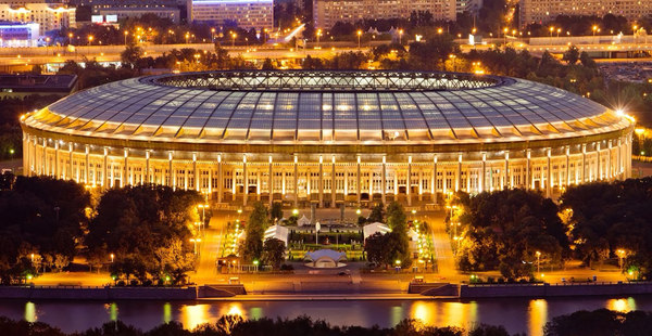 Luzhniki rực sáng về đêm