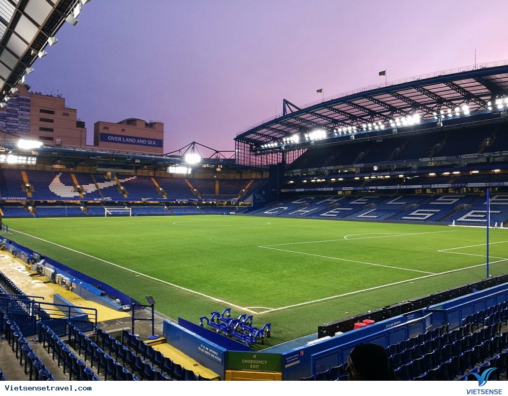 Sân Stamford Bridge về đêm với ánh đèn