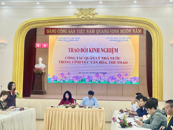 Đoàn công tác thảo luận tại Huế