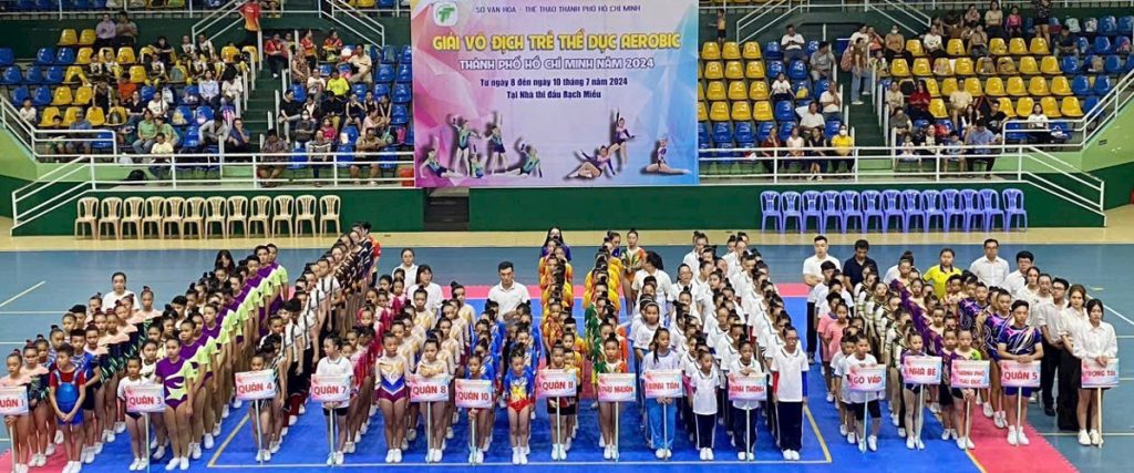 Bảng tên và logo tại lối vào