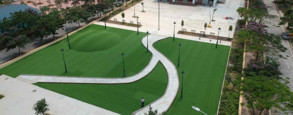 Sân cỏ nhân tạo trong Trung tâm Văn hóa Thể thao